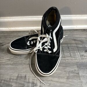 Vans of the Wall Black & White Sneakers. Men’s Size 5.5/ Women’s Size 7
